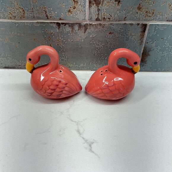 Sitting Flamingo Glazed Ceramic Hand Painted Salt and Pepper Shaker Set - Picture 4 of 8
